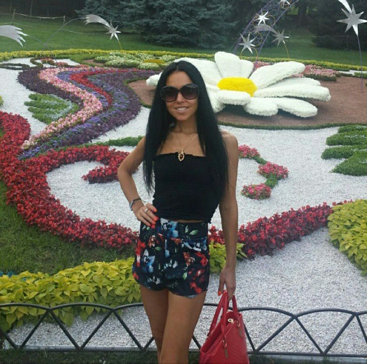 Lady of the Day, Elena from Pavlograd, share with you her childhood story! 